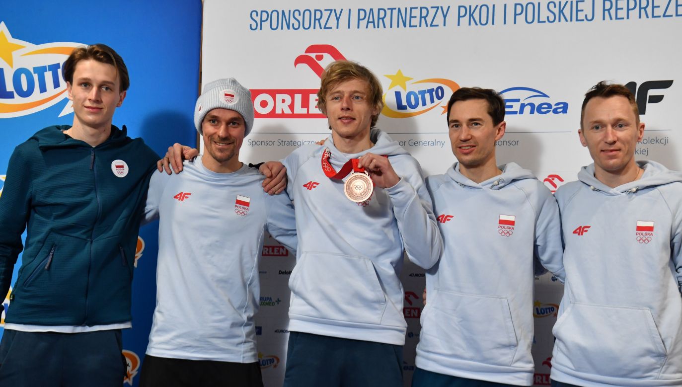 Od lewej: Paweł Wąsek, Piotr Żyła, Dawid Kubacki, Kamil Stoch i Stefan Hula. (fot. PAP)