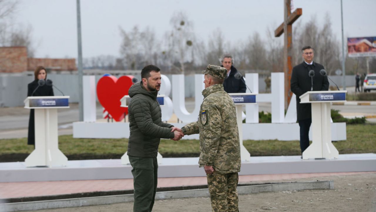 Wołodymyr Zełenski spotakł się w Buczy z ukraińskimi żołnierzami. (Fot. STR/NurPhoto; Getty Images)