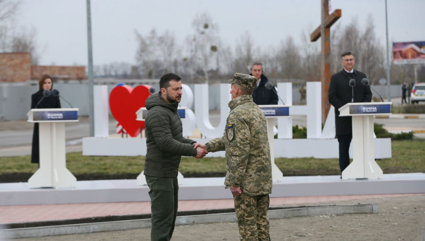 Wołodymyr Zełenski spotakł się w Buczy z ukraińskimi żołnierzami. (Fot. STR/NurPhoto; Getty Images)