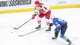 Zawodnik reprezentacji Polski w czerwono-białym stroju z orłem na piersi prowadzi krążek podczas meczu hokejowego przeciwko Słowenii. Na lodzie w Sosnowcu Polacy rywalizują w towarzyskim turnieju czterech reprezentacji, a Aron Chmielewski otworzył wynik spotkania