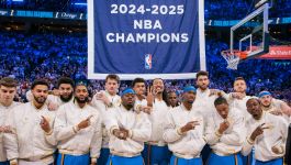 Koszykarze Oklahoma City Thunder (fot. Getty Images) Koszykarze Oklahoma City Thunder pozują do zdjęcia z mistrzowskimi pierścieniami za triumf w poprzednich rozgrywkach NBA (fot. Getty Images)