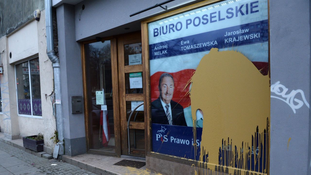 Biuro poselskie Andrzeja Melaka w Warszawie zostało zaatakowane, policja szuka sprawcy (fot. PAP/Jacek Turczyk)