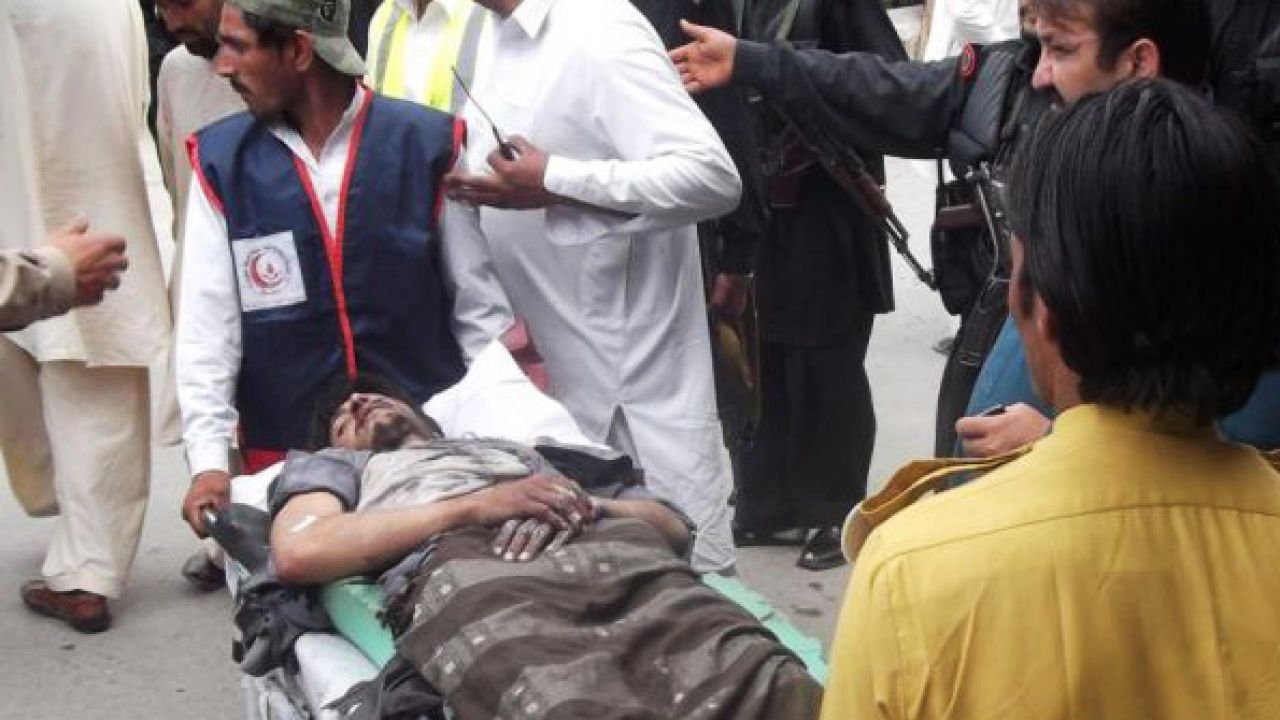 Na razie żadne z pakistańskich ugrupowań nie przyznało się do podłożenia bomby (fot. PAP/EPA/ALI AFZAL) Na razie żadne z pakistańskich ugrupowań nie przyznało się do podłożenia bomby (fot. PAP/EPA/ALI AFZAL)