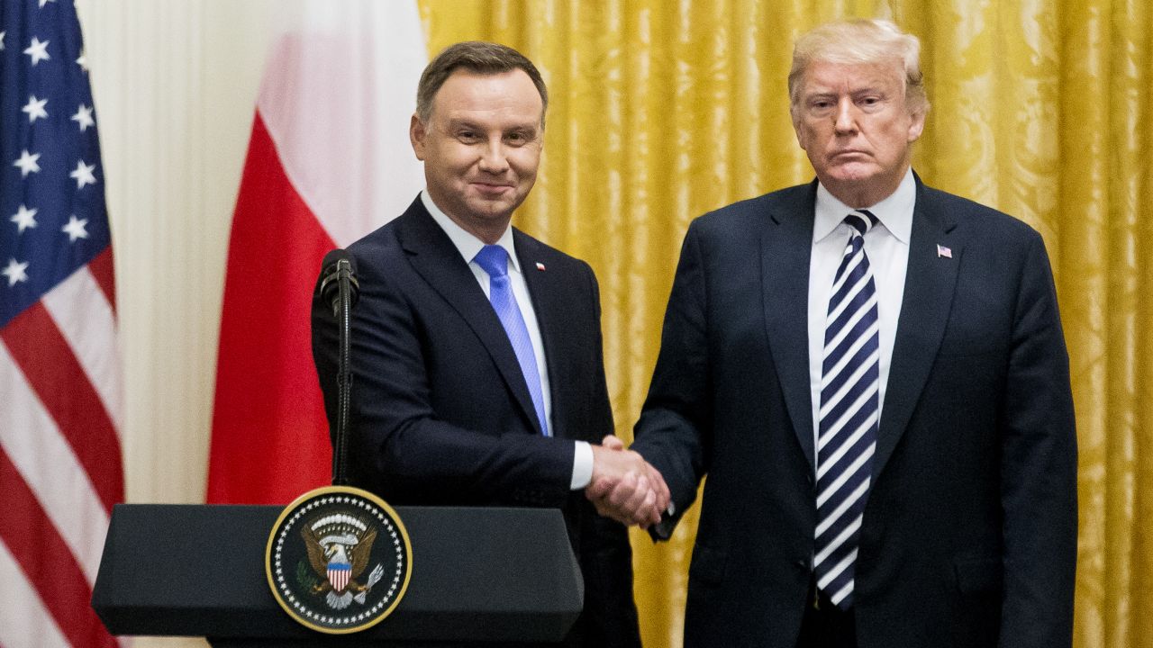 Prezydent RP Andrzej Duda i prezydent USA Donald Trump po zakończeniu wspólnej konferencji prasowej w Białym Domu (fot. PAP/EPA/MICHAEL REYNOLDS) Prezydent RP Andrzej Duda i prezydent USA Donald Trump po zakończeniu wspólnej konferencji prasowej w Białym Domu (fot. PAP/EPA/MICHAEL REYNOLDS)