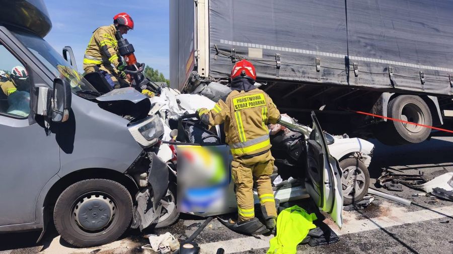 Poważny wypadek na A1. Autostrada w kierunku Łodzi całkowicie zablokowana, kierowcy utknęli w korkach