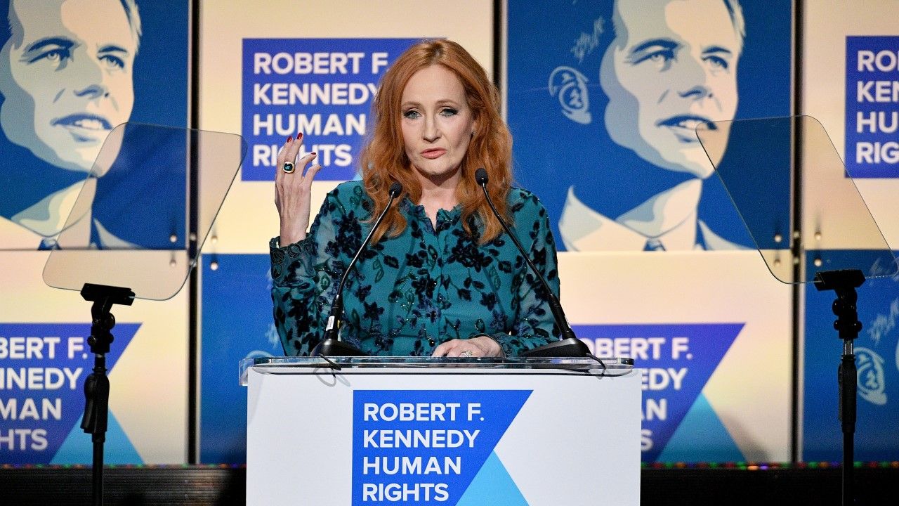 J.K. Rowling przekazała milion funtów dla ofiar przemocy domowej oraz bezdomnych cierpiących w czasie pandemii koronawirusa (fot. Dia Dipasupil/Getty Images) J.K. Rowling przekazała milion funtów dla ofiar przemocy domowej oraz bezdomnych cierpiących w czasie pandemii koronawirusa (fot. Dia Dipasupil/Getty Images)