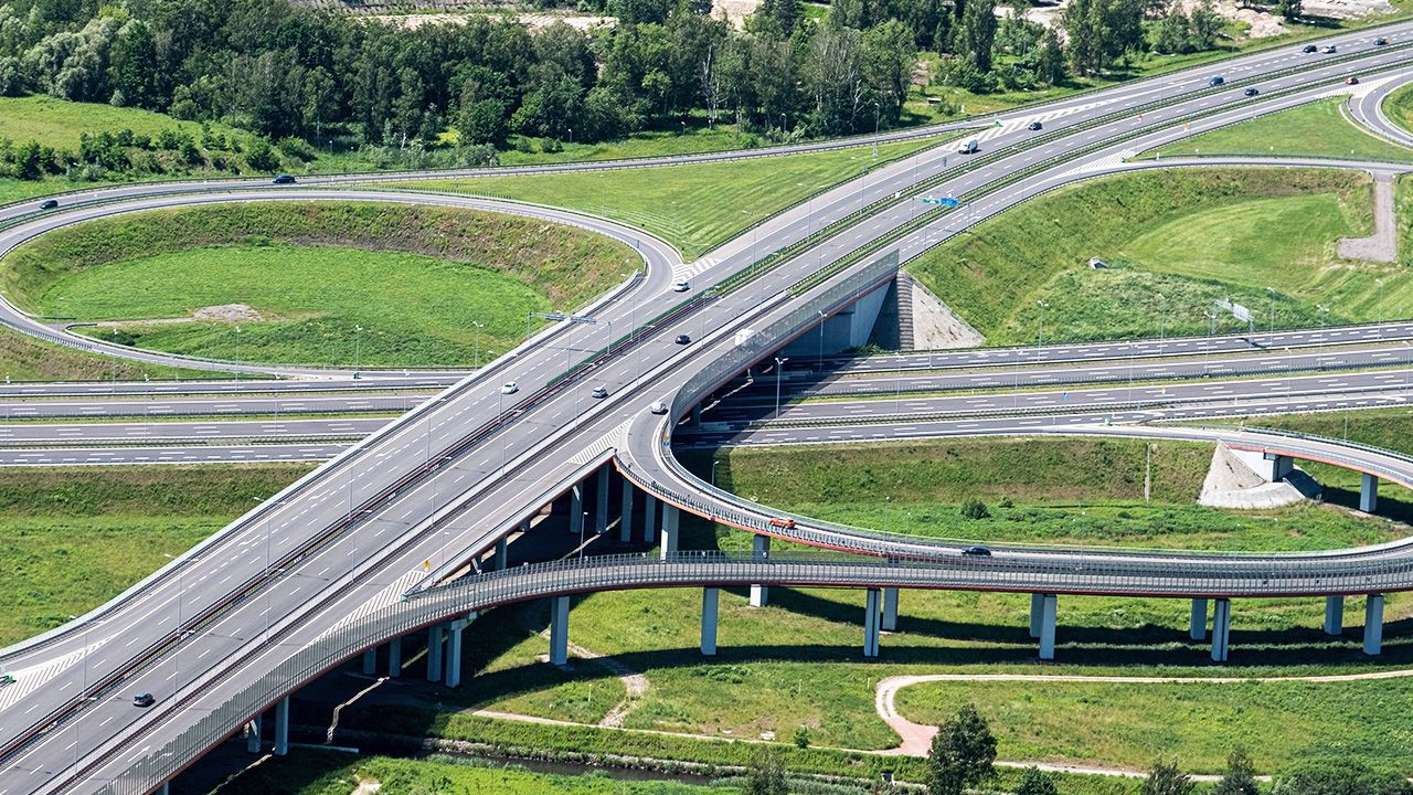 Od dzisiaj kierowcy mogą już korzystać z ponad 4 tys. km autostrad i dróg ekspresowych (fot. arch.PAP/Andrzej Grygiel)