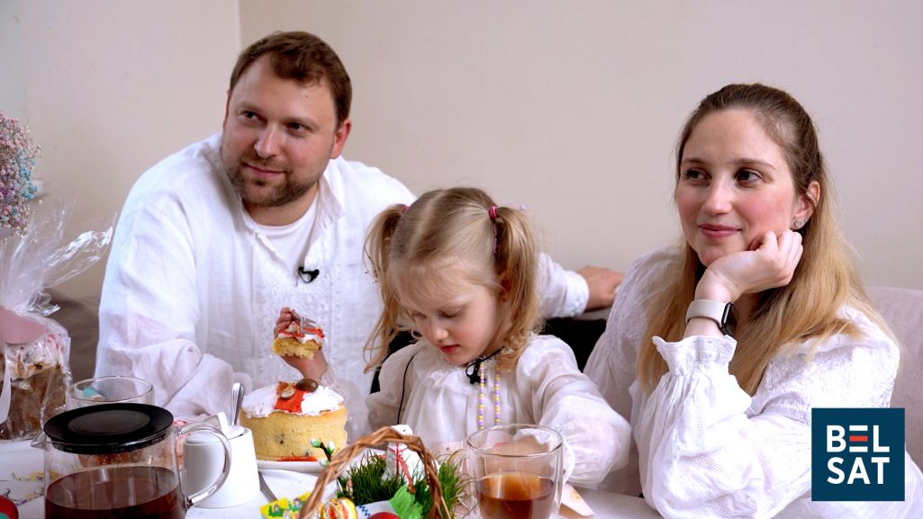Ігар і Алёна Кулей з дачкой. Фота: кадр з праграмы «Мова нанова»