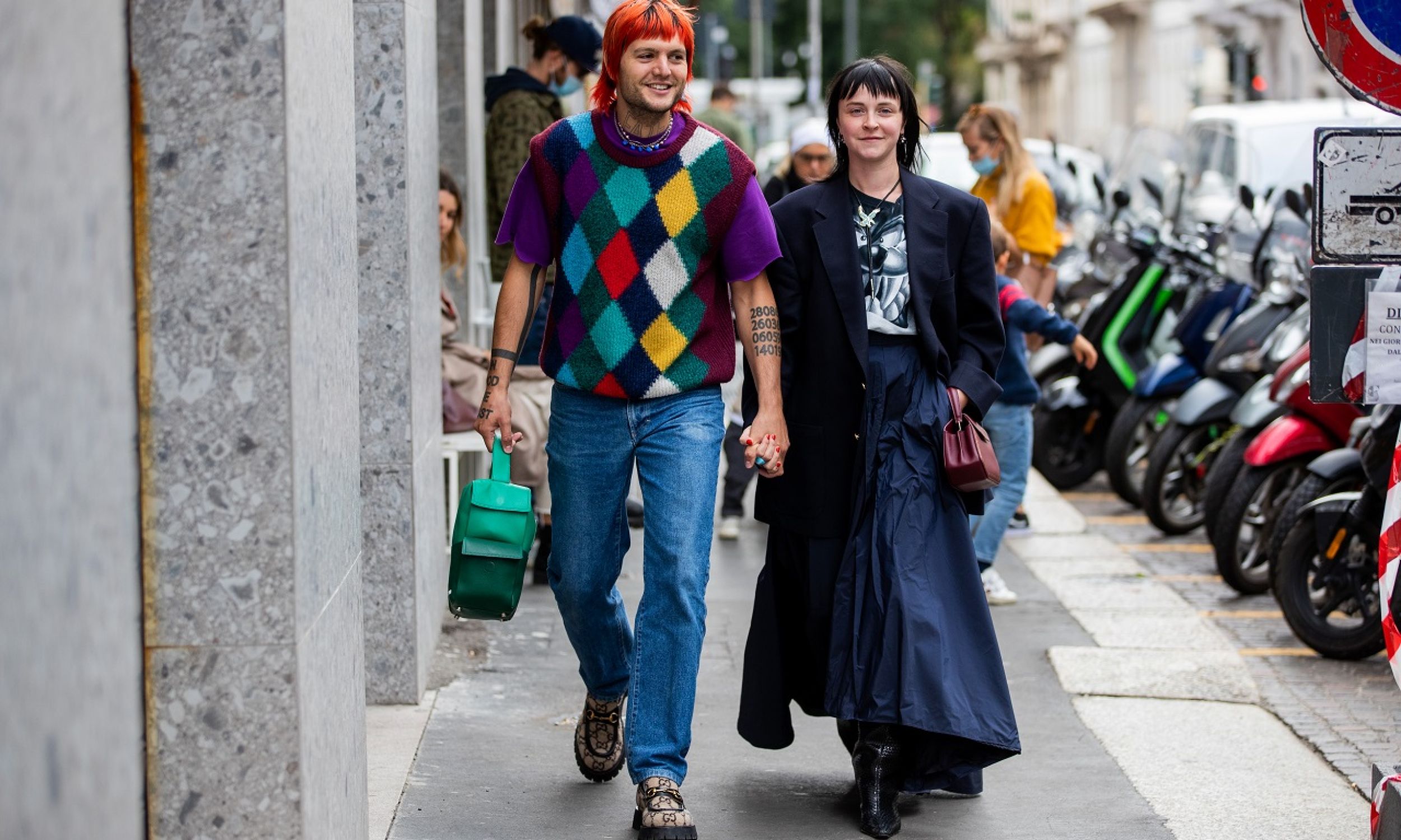 Influenserzy i styliści ubrani w ciuchy vintage w drodze na pokazy Mediolańskiego Tygodnia Mody Damskiej, 26 września 2020 r. Fot. Christian Vierig / Getty Images
