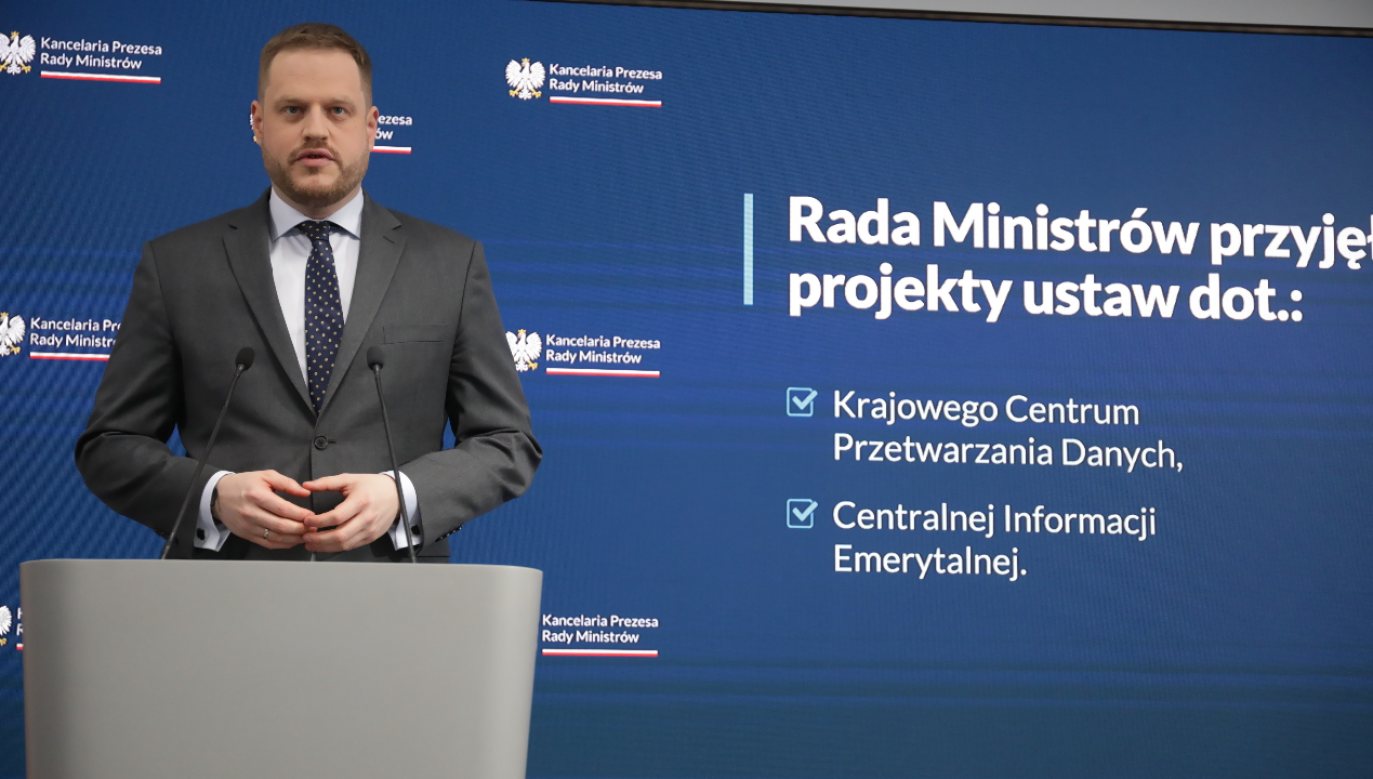 Pełnomocnik rządu ds. cyberbezpieczeństwa Janusz Cieszyński podczas konferencji prasowej w KPRM (fot. PAP/Albert Zawada) 