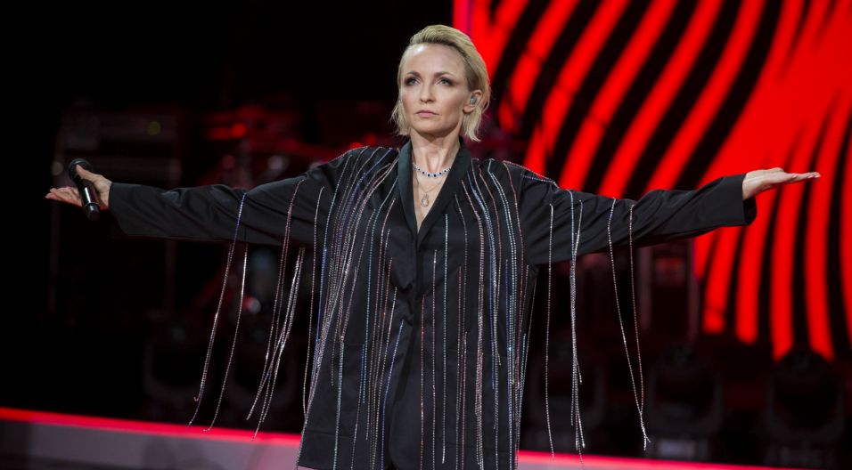 Ania Wyszkoni od lat niezmiennie zachwyca polskich słuchaczy. Jej najnowsza piosenka „Księżyc nad Juratą” już zdążyła podbić serca fanów (fot. TVP)