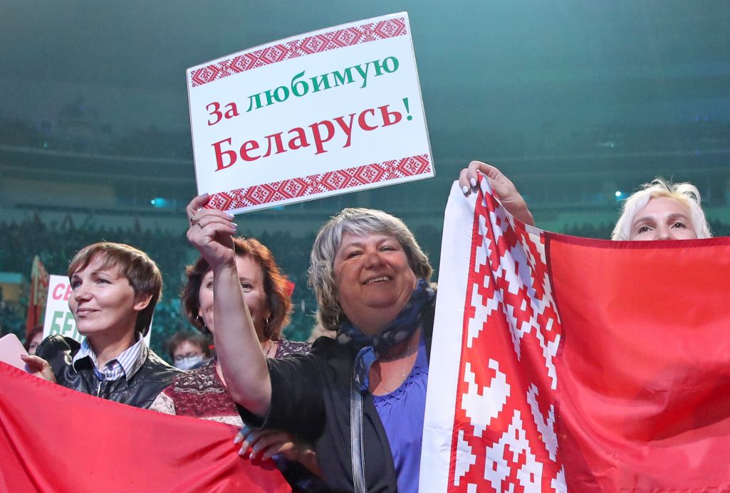 Здымак мае ілюстрацыйны характар. Члены Беларускага саюзу жанчын трымаюць дзяржаўныя сцягі перад канцэртам расейскіх выканаўцаў на «Менск-Арэне». Менск, Беларусь. 17 верасня 2020 года. (Фота: Natalia Fedosenko / TASS / Forum)