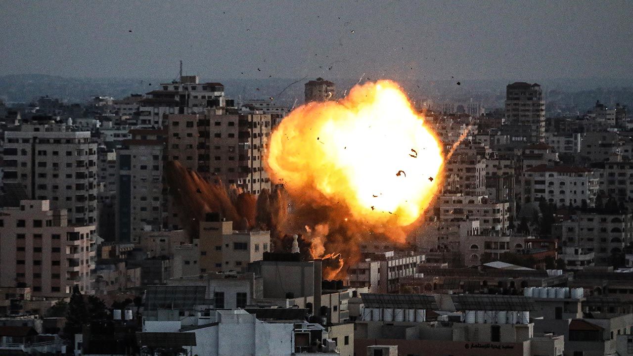 Konflikt między Palestyną a Izraelem szybko eskaluje (fot. Ali Jadallah/Anadolu Agency via Getty Images) Konflikt między Palestyną a Izraelem szybko eskaluje (fot. Ali Jadallah/Anadolu Agency via Getty Images)