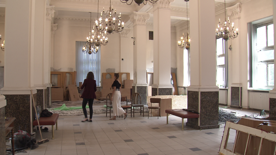 Największa sala, w której dawniej ustawiano się w kolejkach do okienek, wkrótce stanie się sceną i widownią. Fot. TVP3 Katowice