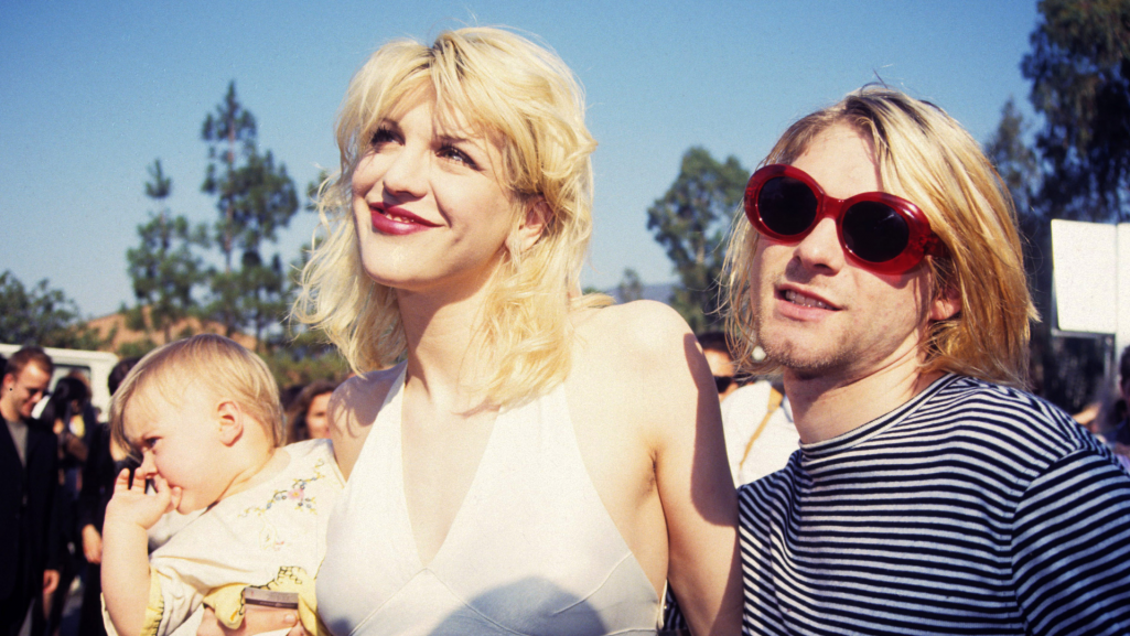 Kurt Cobain z żoną Courtney Love i córką Frances Bean Cobain. MTV Video Music Awards, 1993 r. Fot. Terry McGinnis/Getty Images