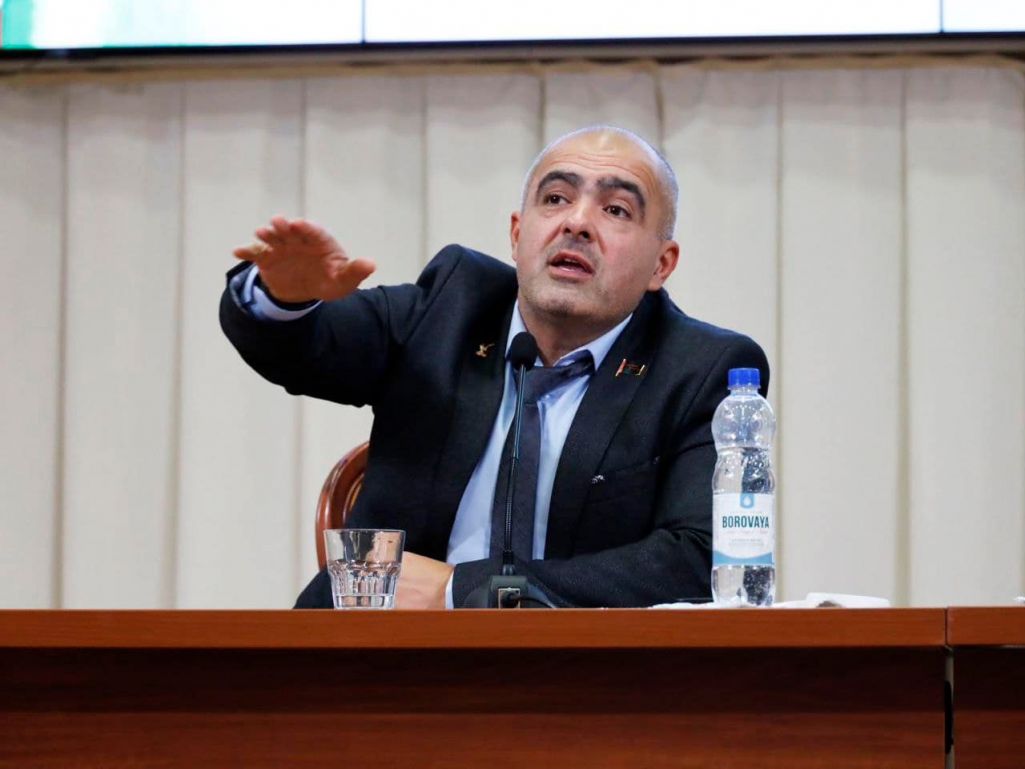 Алег Гайдукевіч выступае перад працаўнікамі «Беларусбанку». Менск, Беларусь. 16 кастрычніка 2024 года. Фота: gaidukevich77 / Instagram