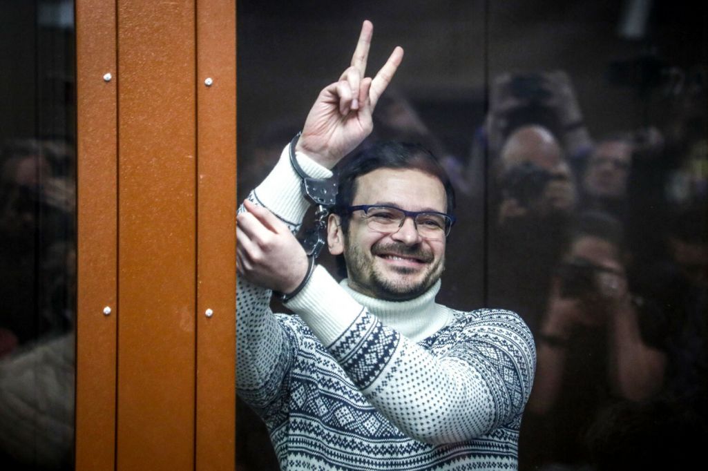 Здымак мае ілюстрацыйны характар. Расейскі апазіцыянер і муніцыпальны дэпутат Ілля Яшын, абвінавачаны ў дыскрэдытацыі расейскай арміі, паказвае знак перамогі падчас абвяшчэння выраку ў судзе. Масква, Расея. 9 снежня 2022 года. (Фота: Yuri Kochetkov / POOL / AFP / East News)