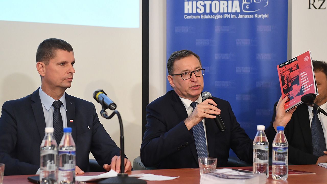 Minister edukacji Dariusz Piontkowski i prezes IPN Jarosław Szarek podczas konferencji (fot. PAP/Radek Pietruszka) Minister edukacji Dariusz Piontkowski i prezes IPN Jarosław Szarek podczas konferencji (fot. PAP/Radek Pietruszka)