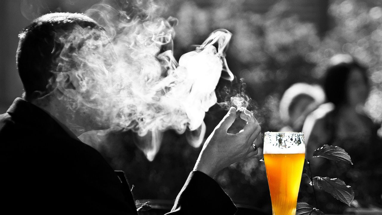 Osoba, która jednocześnie pije alkohol i wypala papierosa, zwiększa ryzyko uszkodzenia mózgu (fot. Pixabay)