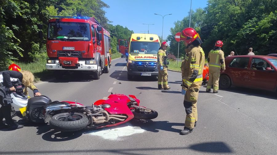 Policjanci apelują o zachowanie rozwagi na drodze (fot. KM PSP w Bydgoszczy)