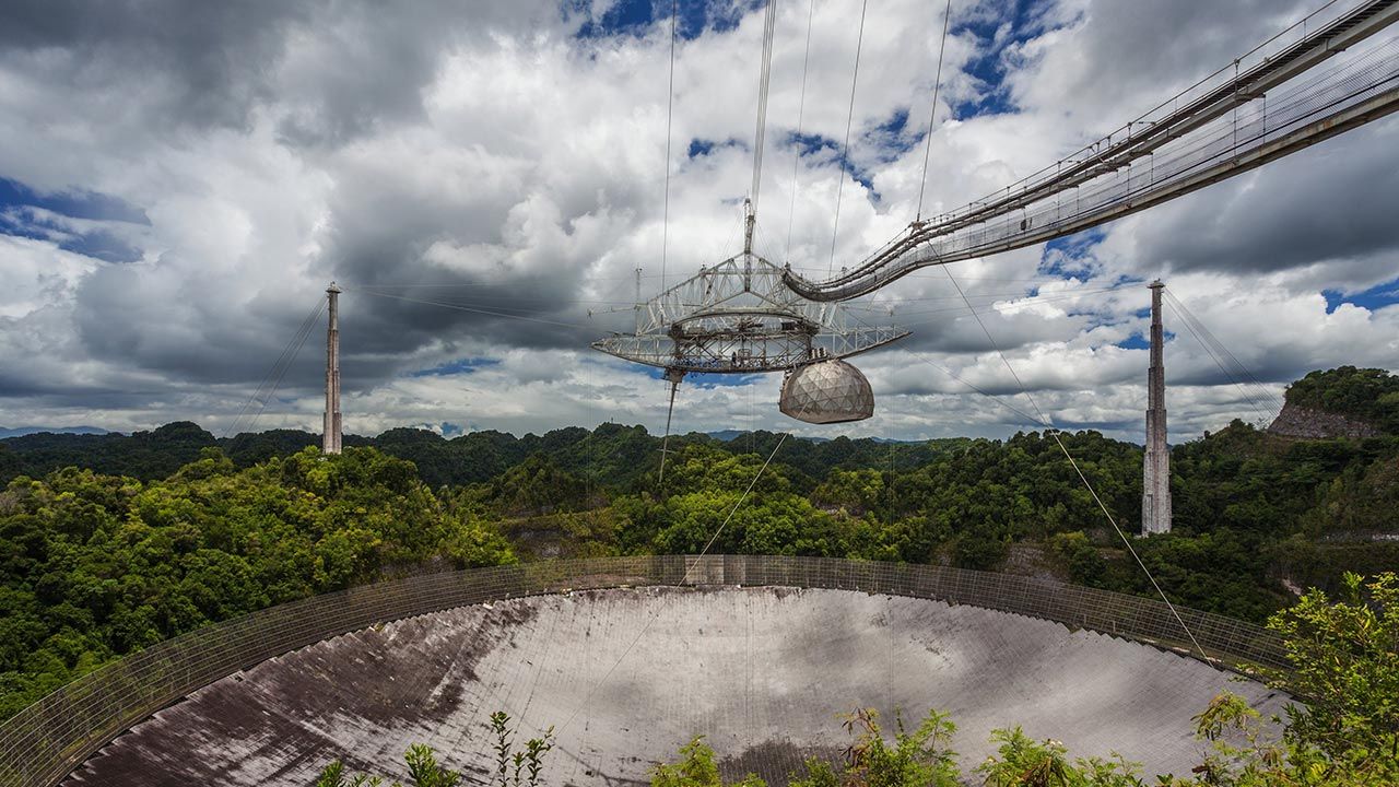 Już w 2012 roku teleskop Arecibo był w nienajlepszym stanie (fot. Universal Images Group via Getty Images)