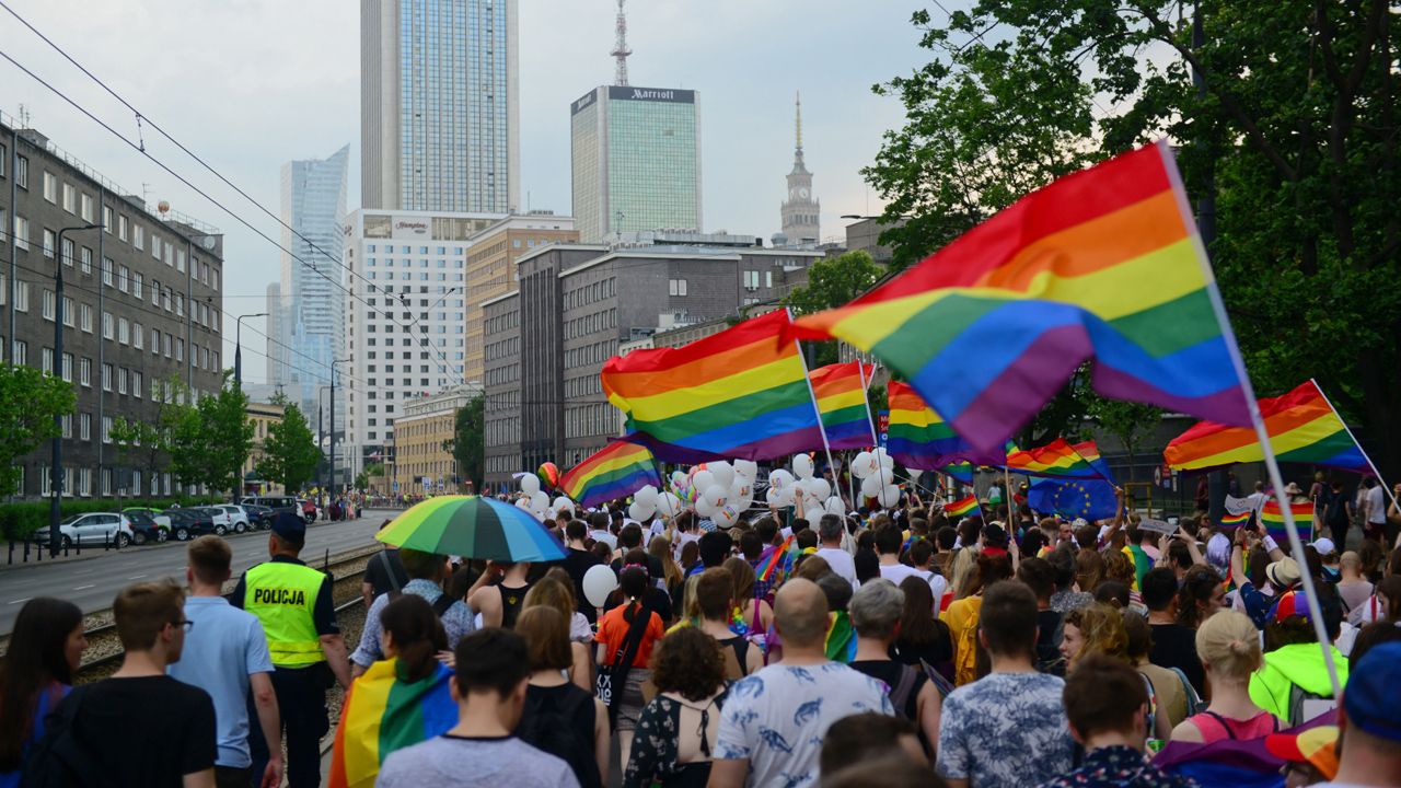 Parada Równości przeszła ulicami Warszawy pod patronatem prezydenta stolicy Rafała Trzaskowskiego (PAP/Jakub Kamiński)