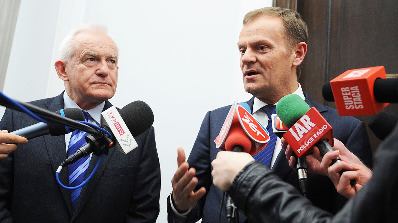 Leszek Miller (z lewej) nie kryje swoich zachwytów nad Donaldem Tuskiem (fot. arch.PAP/J.Turczyk)