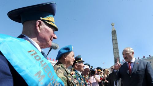 Кіраўнік Беларусі Аляксандр Лукашэнка размаўляе з ветэранамі Другой сусветнай вайны падчас святкавання Дня Перамогі ў Менску, Беларусь. 9 траўня 2013 года. Фота: Viktor Drachev / AFP Photo / East News