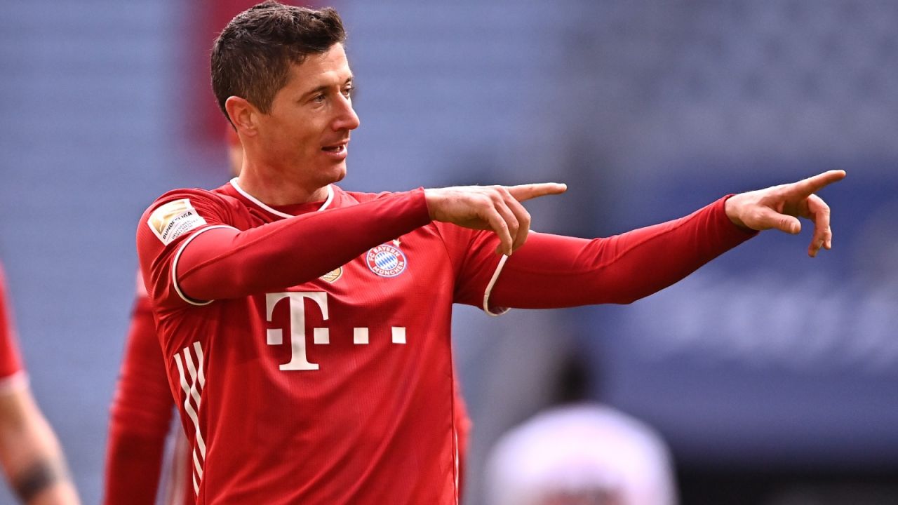 Robert Lewandowski będzie musiał jeszcze poczekać na Złotą Piłkę... (fot. Getty)