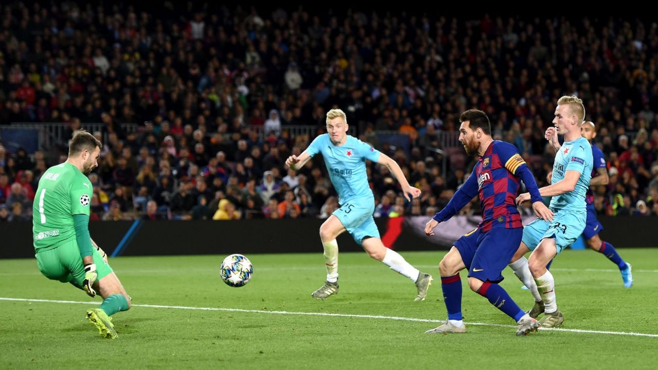 Ondrej Kolar powstrzymuje Leo Messiego (fot. Getty)