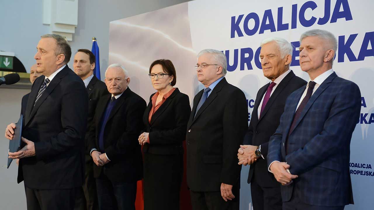 Byli premierzy i ministrowie spraw zagranicznych podczas konferencji prasowej nt. wyborów do Parlamentu Europejskiego (fot. arch. PAP/Jakub Kamiński) Byli premierzy i ministrowie spraw zagranicznych podczas konferencji prasowej nt. wyborów do Parlamentu Europejskiego (fot. arch. PAP/Jakub Kamiński)