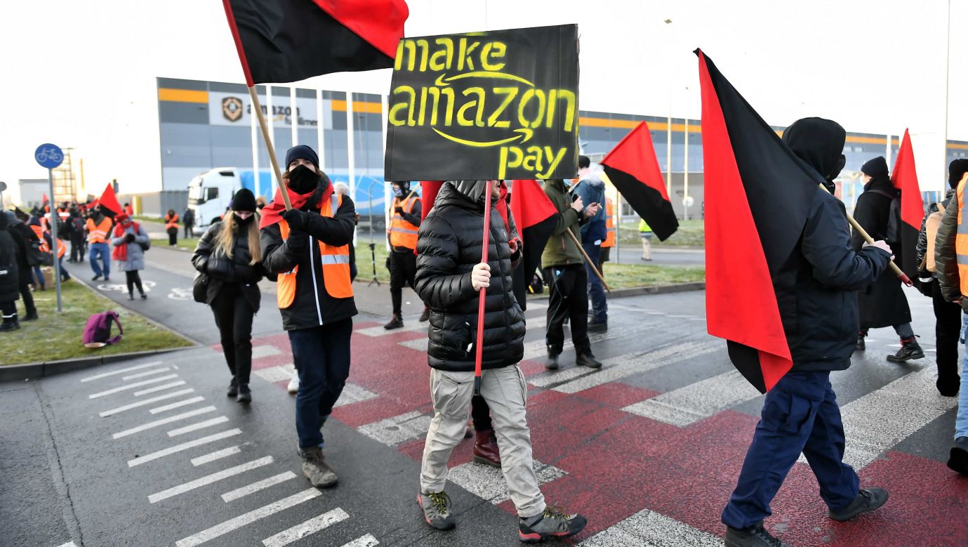 Związkowcy protestują pod magazynem firmy Amazon w Bielanach Wrocławskich, domagając się m.in. zrównania świątecznego bonusu dla pracowników w Polsce z tym w innych krajach. Fot. PAP/Maciej Kulczyński