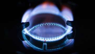 Sejm zajmie się m.in. zamrożeniem cen gazu (fot. PAP/EPA/HANNIBAL HANSCHKE)