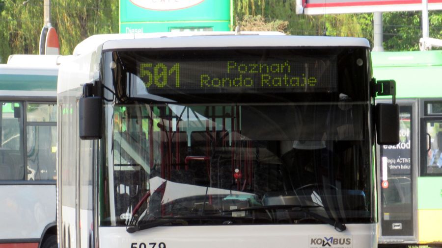 Kierowca miejskiego autobusu zablokował przejazd pijanemu kierowcy (fot. ZTM)