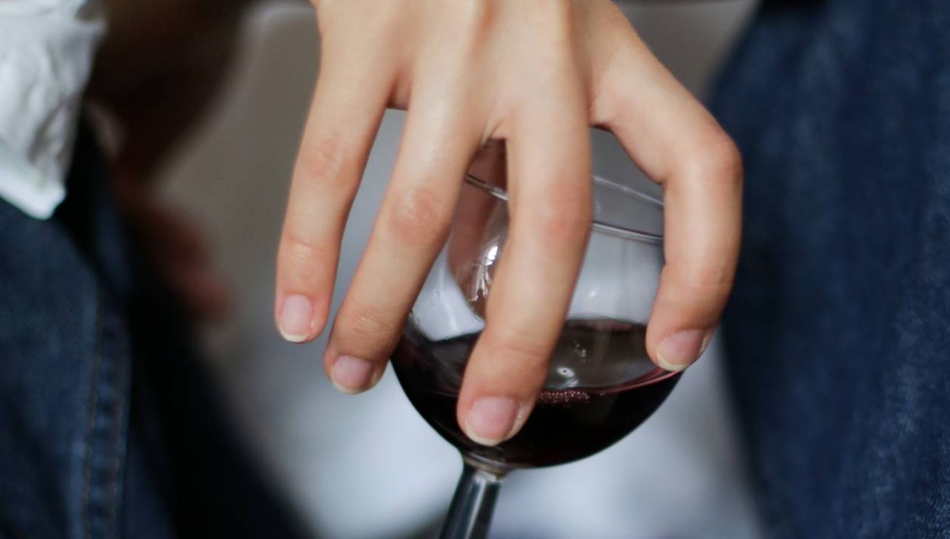 Kobieta piła wino na czas (fot. Pexels)