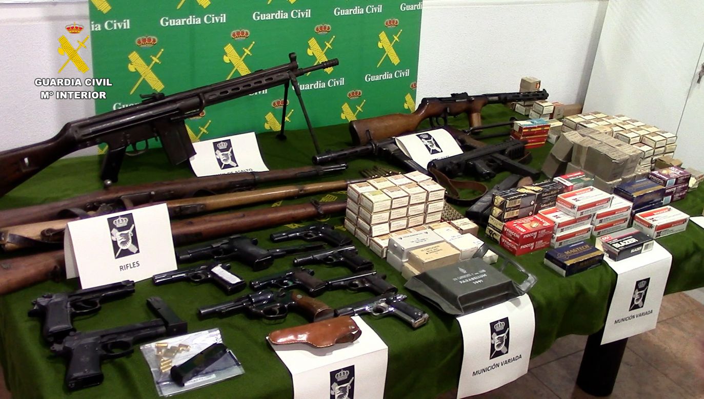 Arsenał znaleziony w Barcelonie mógłby posłużyć do uzbrojenia kilku gangów (fot. Guardia Civil)