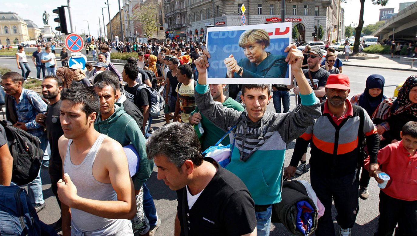 Albo przyjmiemy migrantów, albo zapłacimy karę? (fot. PAP/EPA/ZSOLT SZIGETVARY)