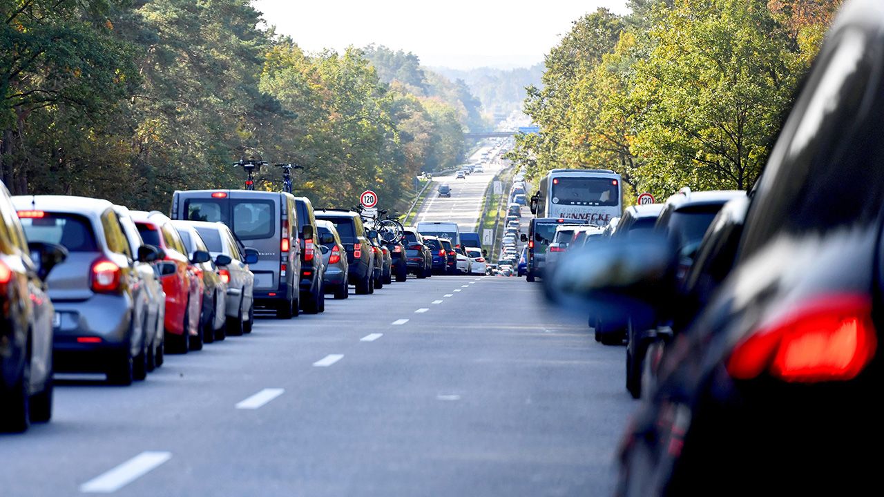 Od piątku „korytarzy życia” i jazdy „na suwak” obowiązkowe (fot. arch. PAP/Marcin Bielecki) Od piątku „korytarzy życia” i jazdy „na suwak” obowiązkowe (fot. arch. PAP/Marcin Bielecki)