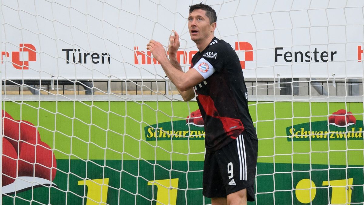 Bundesliga Robert Lewandowski Zostanie Zatrzymany Przez Fc Augsburg Sport Tvp Pl