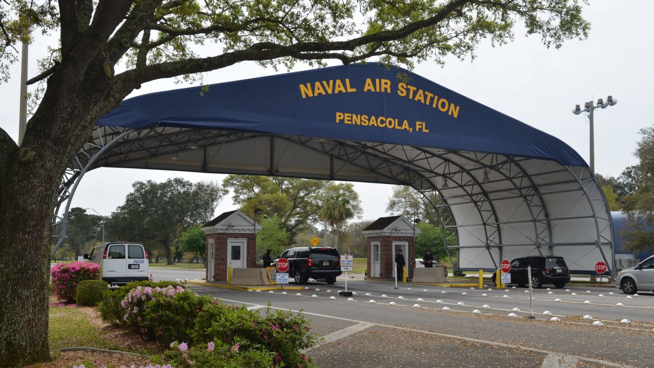 Napastnik, który był w Naval Air Station Pensacola na szkoleniu wojskowym, zginął po wymianie ognia z dwoma policjantami (fot. PAP/EPA/US NAVY/PATRICK NICHOLSs HANDOUT) Napastnik, który był w Naval Air Station Pensacola na szkoleniu wojskowym, zginął po wymianie ognia z dwoma policjantami (fot. PAP/EPA/US NAVY/PATRICK NICHOLSs HANDOUT)