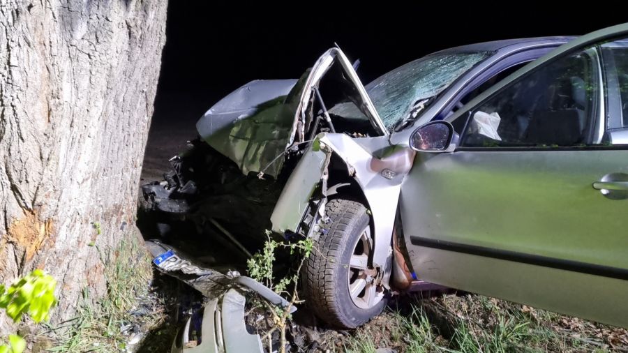 Czajcze, wypadek, auto wjechało w drzewo (fot. OSP Wysoka/Facebook)