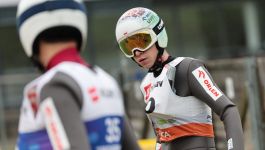 Aleksander Zniszczoł (fot. PAP) Aleksander Zniszczoł był liderem polskiej reprezentacji skoczków w sezonie 2025/26. Teraz jednak ma problemy i 44. miejsce w LGP w Klingenthal potwierdza, że na miesiąc do Pucharu Świata w Lillehammer wiślanina wciąż czeka dużo pracy. Wizja, że nie pojedzie znów na igrzyska olimpijskie, nie wchodzi w grę (fot. PAP)