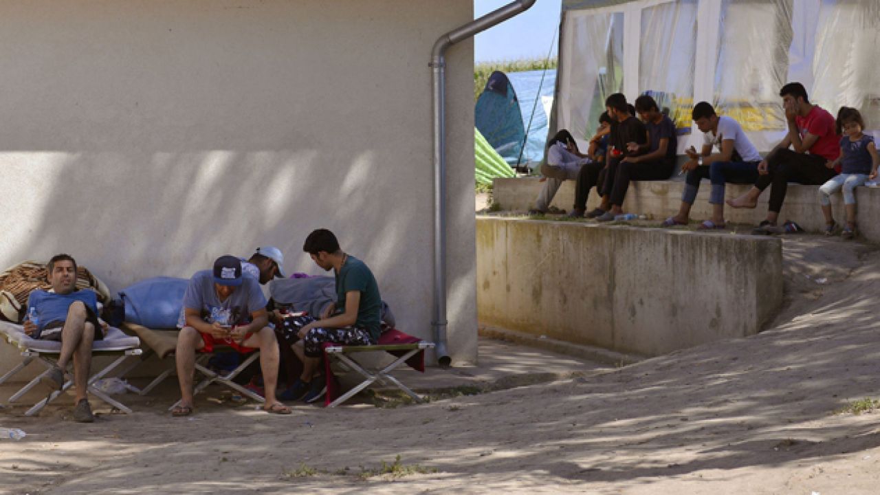 Na decyzję o przyznaniu azylu czeka w Niemczech kilkaset tysięcy uchoddźców (fot. PAP/EPA/EDVARD MOLNAR)