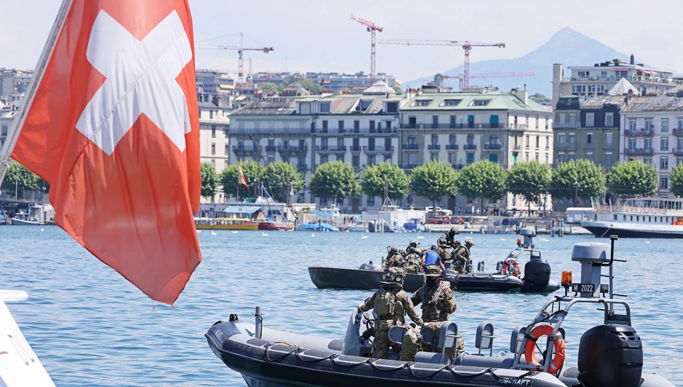 Szwajcarska flaga w Genewie (fot. Sean Gallup/Getty Images)