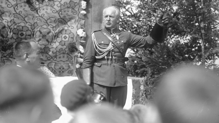 Przemówienie gen. Bolesława Wieniawy-Długoszowskiego podczas Święta Żołnierza w 2 Dywizji Kawalerii, 15 sierpnia  1936 r. Fot. NAC/Archiwum fotograficzne Narcyza Witczaka-Witaczyńskiego, sygn.  107-790-11