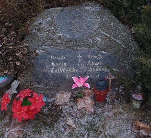 Камень на магіле ксяндза Адама Фалькоўскага ў Лідзе са знішчаным гербам над надпісам. (Фота: Спадчына / Telegram)
