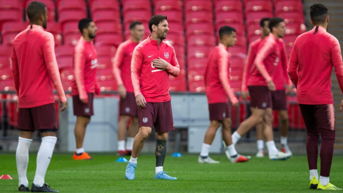 La Liga Fc Barcelona Ponad 11 Tysiecy Kibicow Sledzilo Z Trybun Miniestadi Otwarty Trening Pilkarzy Barcelony Ktory Tradycyjnie Na Poczatku Roku Organizuje Sport Tvp Pl