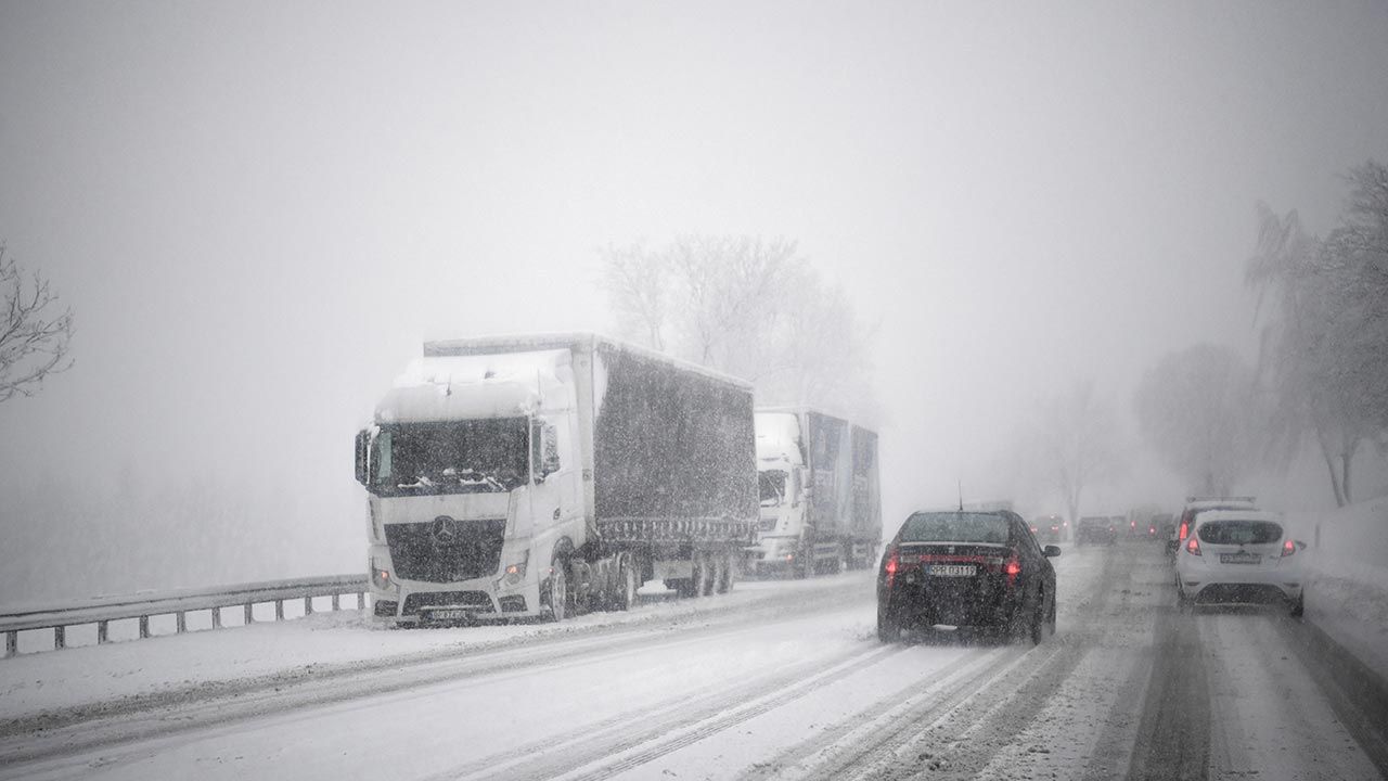 W nocy padający mokry śnieg może powodować na drogach oblodzenia (fot. PAP/Darek Delmanowicz)