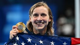 Katie Ledecky ze złotym medalem igrzysk w Paryżu (fot. Getty Images) Katie Ledecky ze złotym medalem igrzysk w Paryżu (fot. Getty Images)