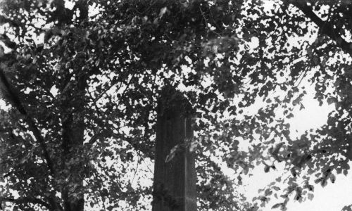 Obelisk w Bóbrce wystawiony dla upamietnienia pierwszej kopalni ropy naftowej. Fot. NAC/ IKC